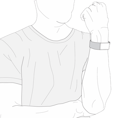Person med et armbånd på håndleddet, som holder enheten foran brystet sitt